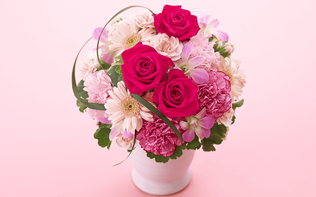 評判のいい全国のお花屋さんネット【イーフローラ】。みずみずしい高品質の花束が手渡で～。