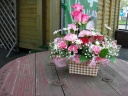 カーネーション入りアレンジメント 室蘭市宮の森町のお花屋さん「花のよしおか」母の日の花を始め、フラワーギフトやお花の宅配ならイーフローラ