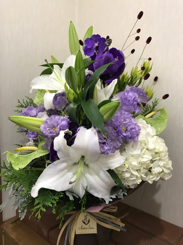 お供えアレンジメント　【紫想】｜お花屋さん「アトリエ・セツ」のお花