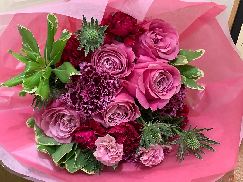 濃いピンクの花束 お任せ アトリエ セツ イーフローラ フラワーギフトや花の宅配 送料無料も多数