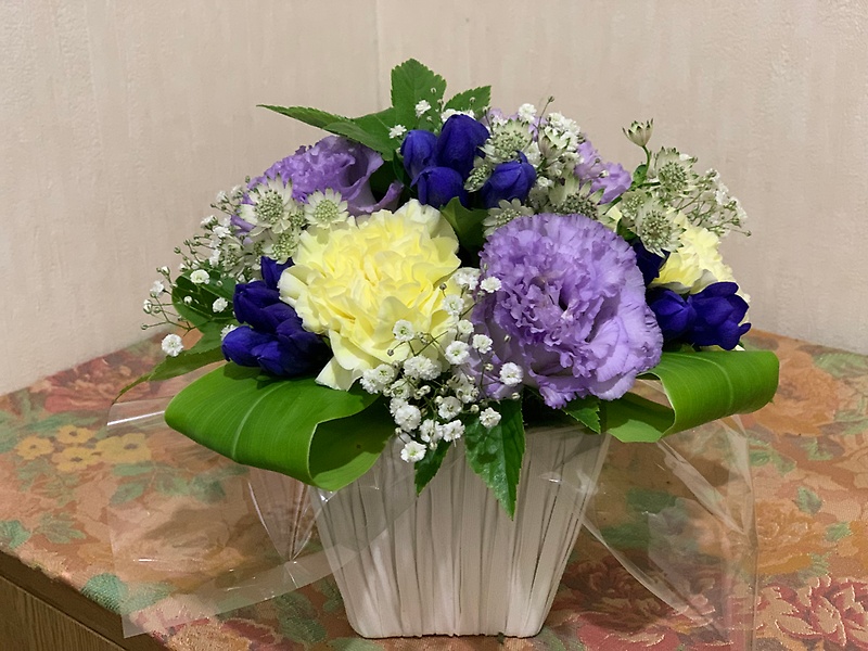 お供えアレンジメント　青紫お任せ｜お花屋さん「アトリエ・セツ」の母の日のお花