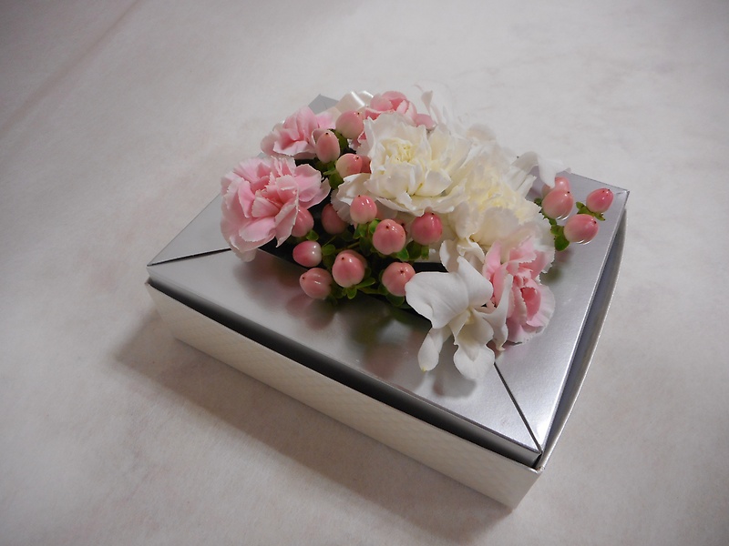 お供えBOXアレンジメント｜お花屋さん「花のやました」のお花