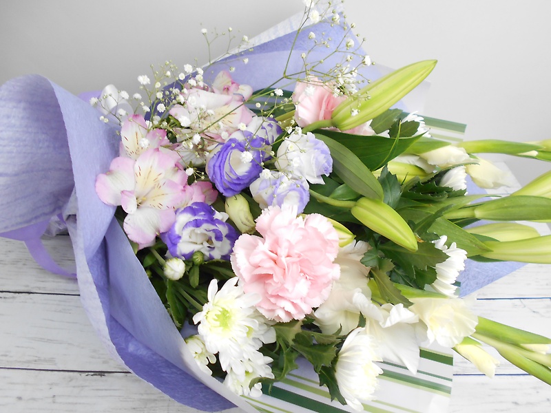 【お供え花束】 ～白ユリで優しく贈る淡い色花束～｜お花屋さん「浅水フラワーガーデン」の母の日のお花