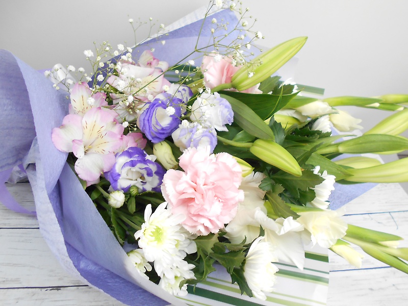 【お供え花束】 ～白ユリで優しく贈る淡い色花束～｜お花屋さん「浅水フラワーガーデン」のお花