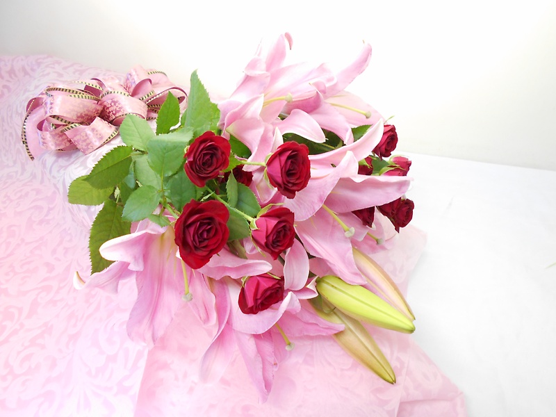 【～花束～ピンク大輪ユリとレッドローズ】｜お花屋さん「浅水フラワーガーデン」のお花