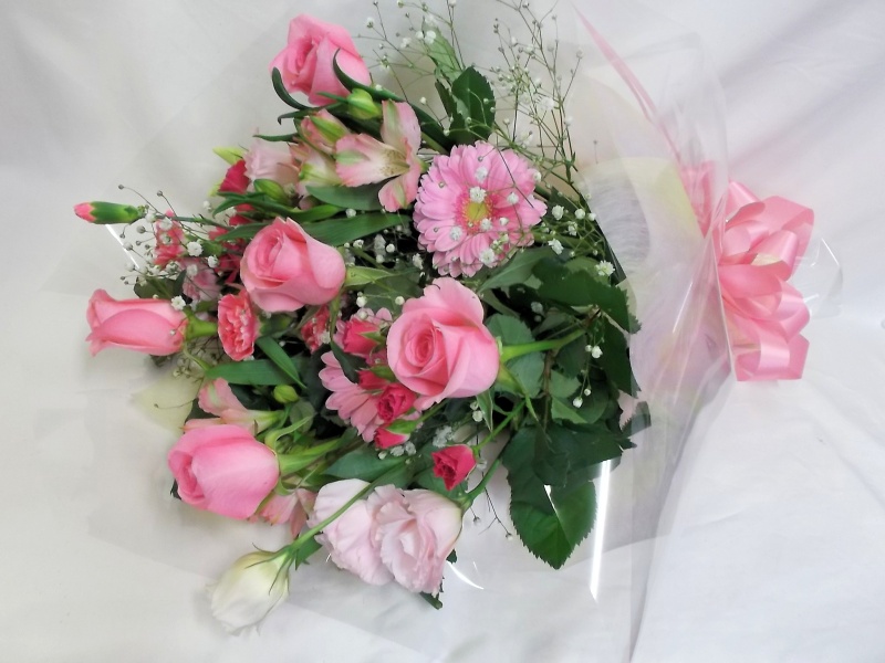 かわいいピンクの花束 花空間 彩華 イーフローラ フラワーギフトや花の宅配 送料無料も多数
