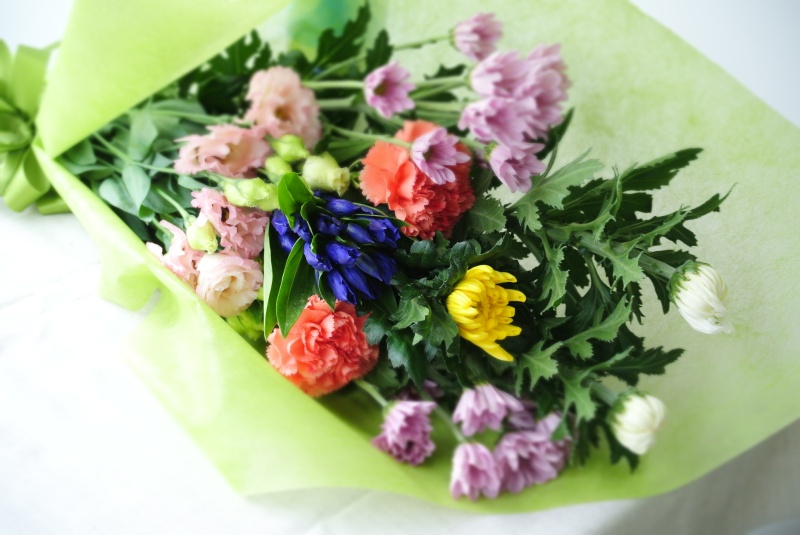 菊を入れた持ちの良いお供え花束 有限会社小樽フラワー イーフローラ フラワーギフトや花の宅配 送料無料も多数