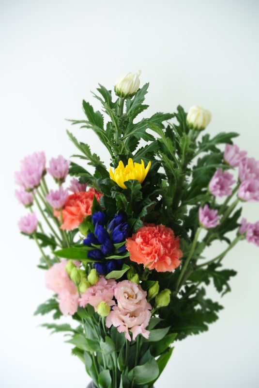 菊を入れた持ちの良いお供え花束 有限会社小樽フラワー イーフローラ フラワーギフトや花の宅配 送料無料も多数