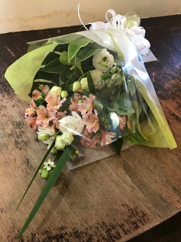 洋花のおしゃれな供花束 札幌１０区 ミルフルール イーフローラ フラワーギフトや花の宅配 送料無料も多数