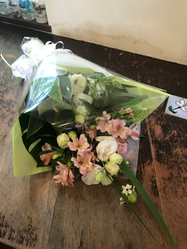 洋花のおしゃれな供花束 札幌１０区 ミルフルール イーフローラ フラワーギフトや花の宅配 送料無料も多数