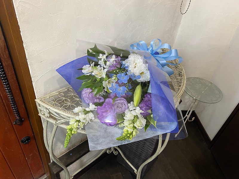 ホワイトブルーの花束｜お花屋さん「札幌１０区 ミルフルール」のお花