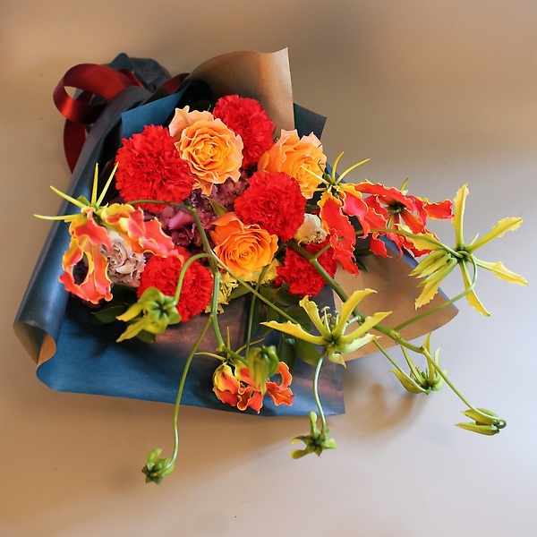 グロリオサの花束 フローリスト彩花 イーフローラ フラワーギフトや花の宅配 送料無料も多数