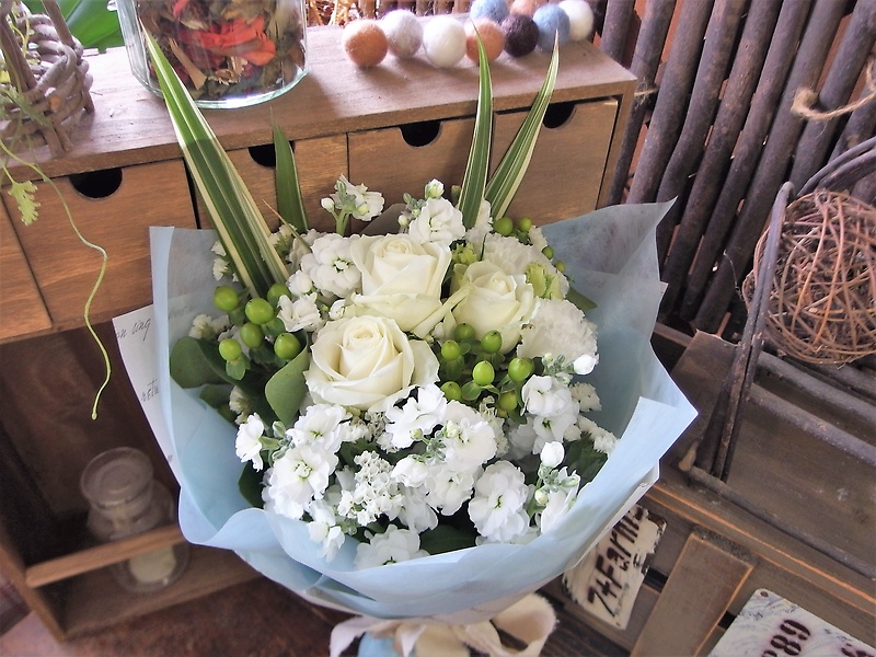 花言葉は尊敬 白い花束 パルテール イーフローラ フラワーギフトや花の宅配 送料無料も多数