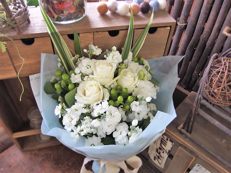 花言葉は尊敬 白い花束 パルテール イーフローラ フラワーギフトや花の宅配 送料無料も多数