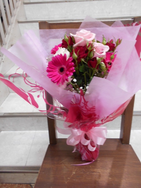 ピンク可愛い花束 生 活 花 壇 ｐｅｔａｌｏ イーフローラ フラワーギフトや花の宅配 送料無料も多数