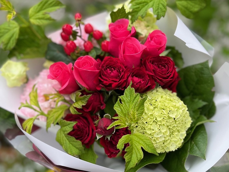 ピンクとレッドの大人可愛いブーケ｜お花屋さん「ハナ コンチェルト ブルージュ」の母の日のお花