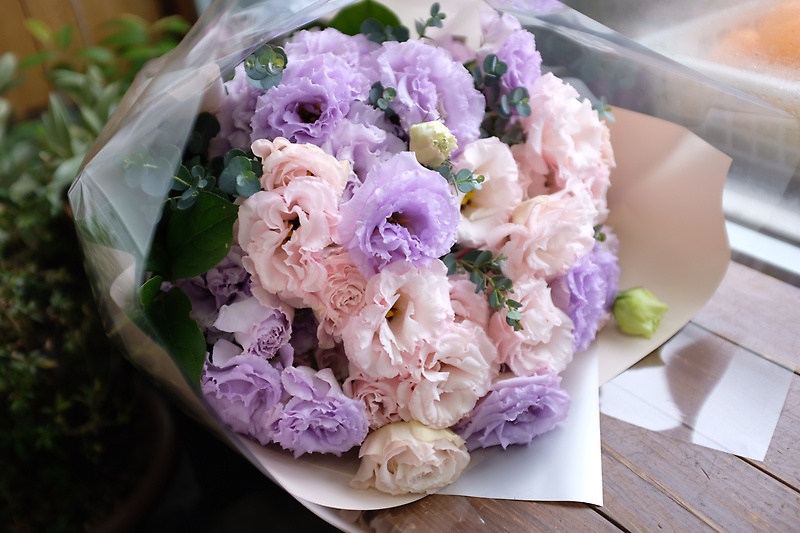 ピンクと薄紫の花束 花屋 イーフローラ フラワーギフトや花の宅配 送料無料も多数