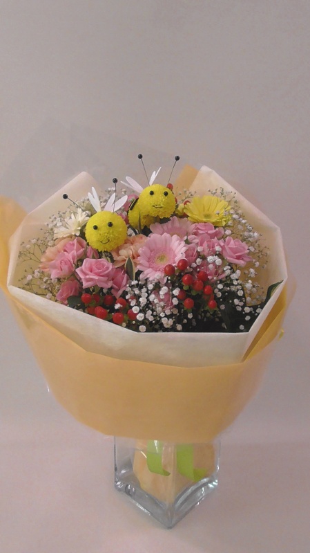 可愛いミツバチの花束 株式会社ファンシーフラワー イーフローラ フラワーギフトや花の宅配 送料無料も多数 可愛いミツバチの花束 株式会社ファンシーフラワー イーフローラ フラワーギフトや花の宅配 送料無料も多数