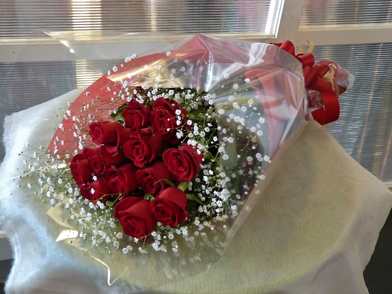赤バラ１２本とカスミソウの花束｜お花屋さん「はせがわ生花店」のお花