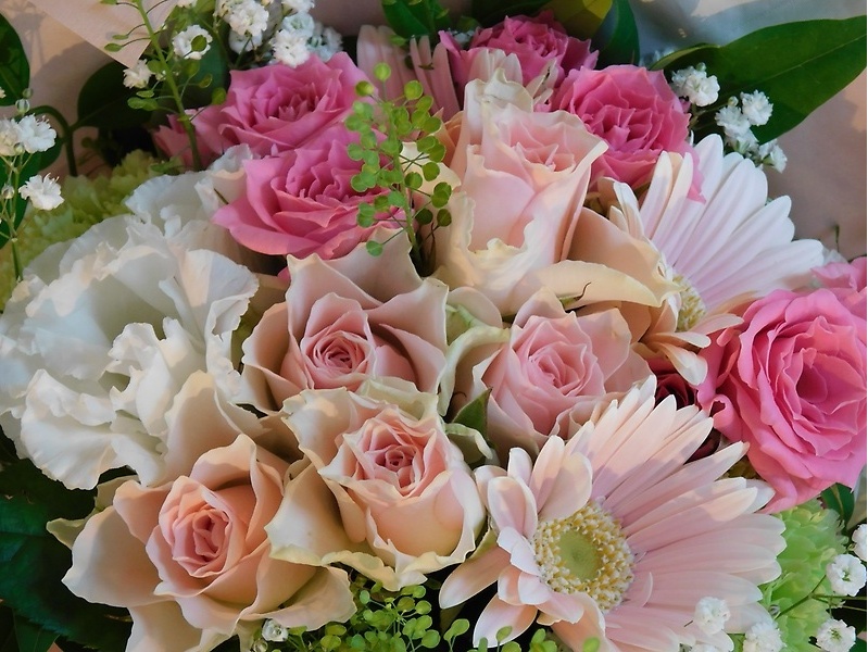 ブーケ風花束 ピンク白系 はせがわ生花店 イーフローラ フラワーギフトや花の宅配 送料無料も多数
