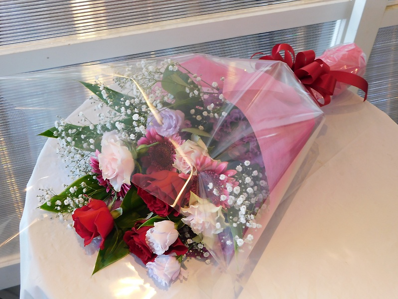 赤バラの赤紫系花束 はせがわ生花店 イーフローラ フラワーギフトや花の宅配 送料無料も多数