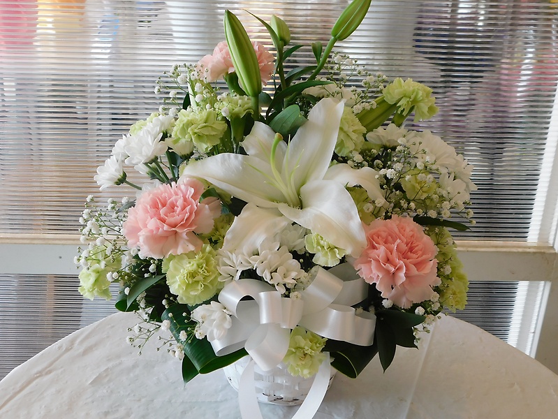 白ユリの白ピンク系お供えアレンジメント はせがわ生花店 イーフローラ フラワーギフトや花の宅配 送料無料も多数