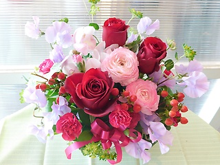 赤バラと紫スイトピーのアレンジメント