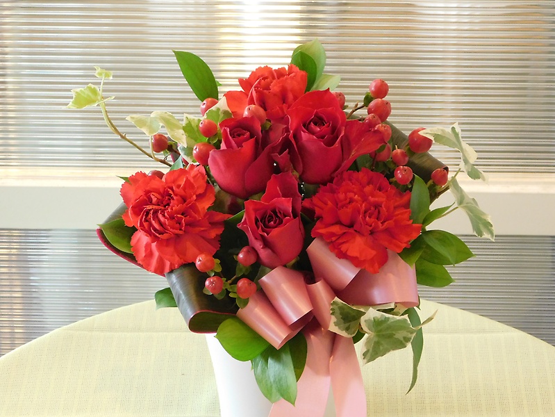 赤バラの赤系アレンジメント（ピンクリボン）｜お花屋さん「はせがわ生花店」の母の日のお花