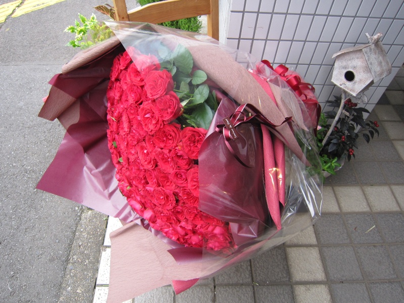 ROSERAIE（ロズレ）100本の赤いバラ｜お花屋さん「Ｃｏｕｌｅｕｒ ｄｅ ｆｌｅｕｒ」のお花