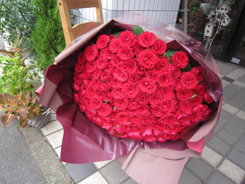 ROSERAIE（ロズレ）100本の赤いバラ｜お花屋さん「Ｃｏｕｌｅｕｒ ｄｅ ｆｌｅｕｒ」のお花