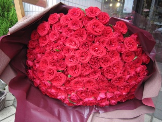 ROSERAIE（ロズレ）100本の赤いバラ