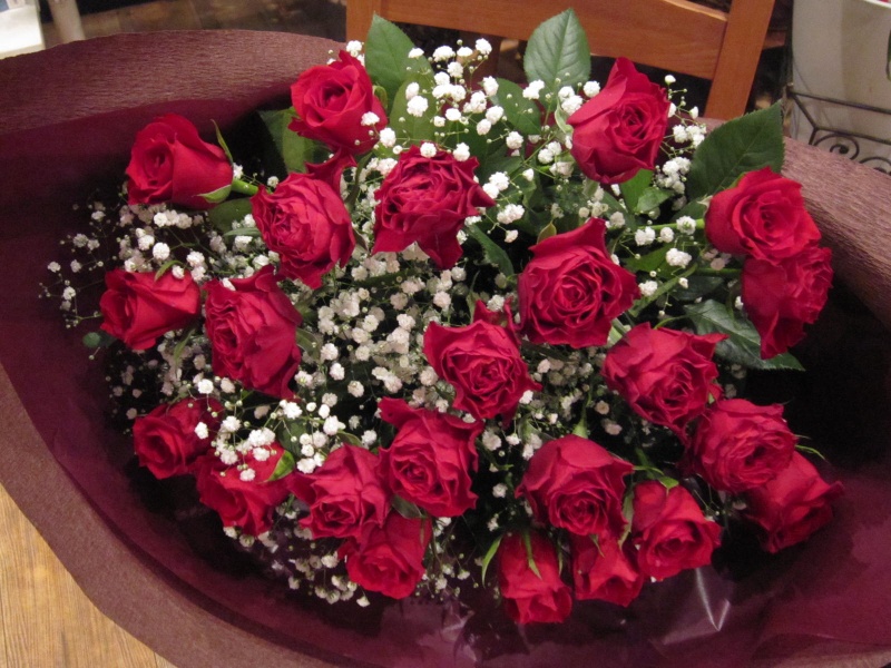 赤い薔薇とかすみ草の花束 ｃｏｕｌｅｕｒ ｄｅ ｆｌｅｕｒ イーフローラ フラワーギフトや花の宅配 送料無料も多数
