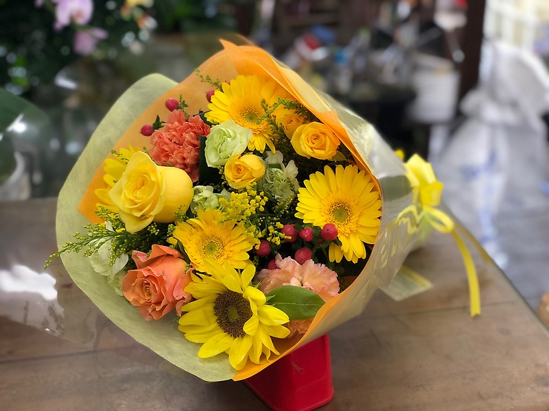 黄色 オレンジ系のビタミンカラー花束 敬老の日のお花は ラッキーフラワー イーフローラ 敬老の日の花のプレゼント 送料無料も多数