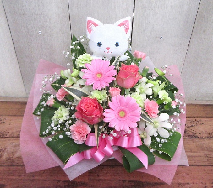 バルーン 生花 白ネコとピンクのお花たち 花工房 風花 イーフローラ フラワーギフトや花の宅配 送料無料も多数