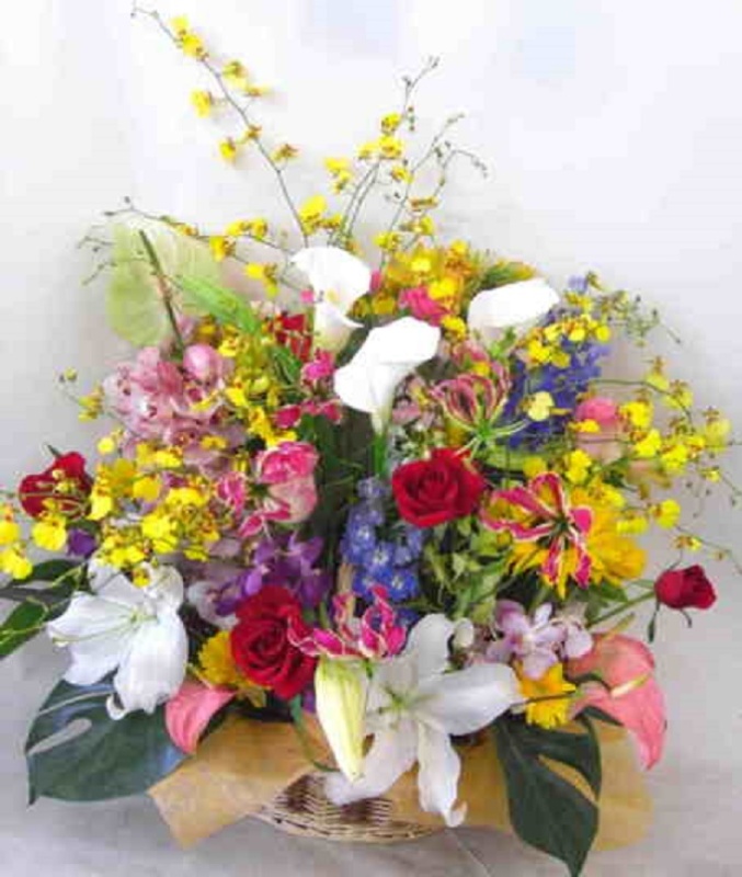 【テアトロ】　蘭たくさんの豪華なアレンジメント｜お花屋さん「フラワーデザイン ウィズ」の母の日のお花