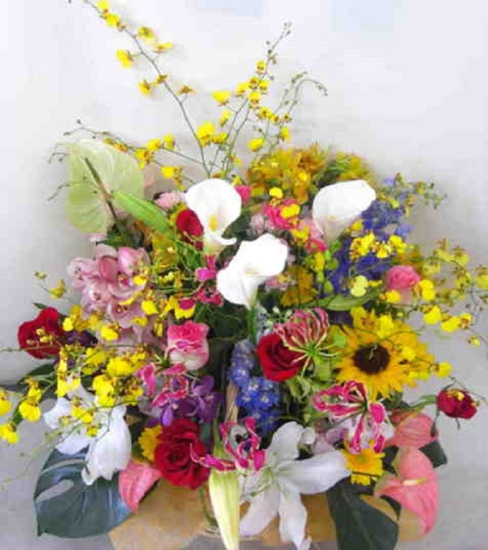 【テアトロ】　蘭たくさんの豪華なアレンジメント｜お花屋さん「フラワーデザイン ウィズ」のお花