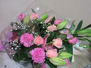 先生お任せ・バラと百合のお祝い花束です。