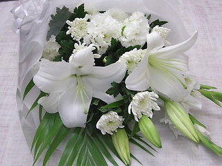御供　ゆりと菊の白い花束