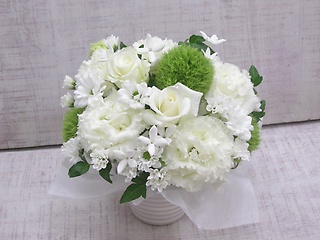 洋花のバラ入りお供えアレンジメント～白とグリーン～