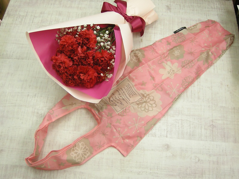 母の日の花束　赤いカーネーション~バックを添えて～｜お花屋さん「伸共花店」の母の日のお花