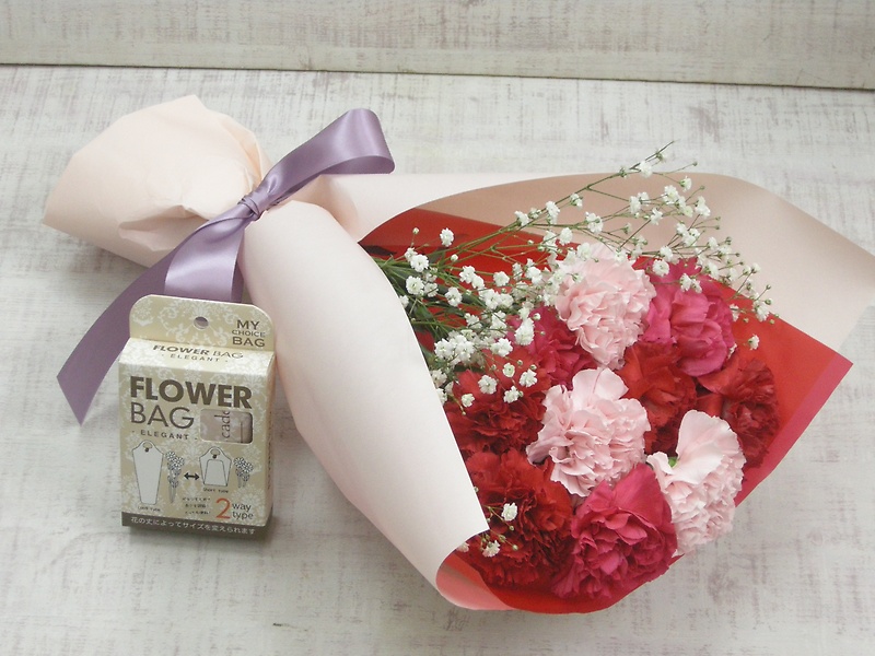 母の日の花束　赤とピンク～バックを添えて～｜お花屋さん「伸共花店」の母の日のお花