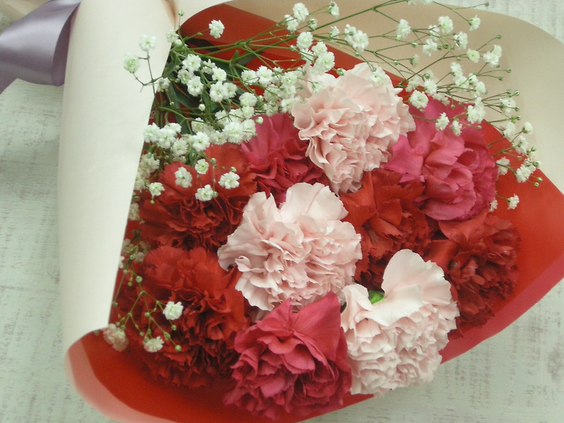 母の日の花束　赤とピンク～バックを添えて～｜お花屋さん「伸共花店」の母の日のお花
