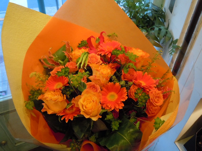おまかせ花束「豪華なオレンジイエロー」｜お花屋さん「フルール ド アルル」のお花