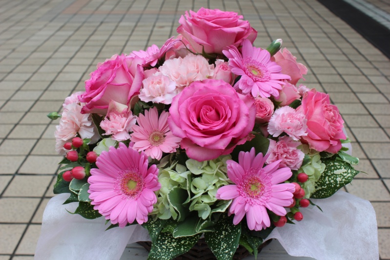 ピンクのバラとガーベラ 花の店コスモス イーフローラ フラワーギフトや花の宅配 送料無料も多数