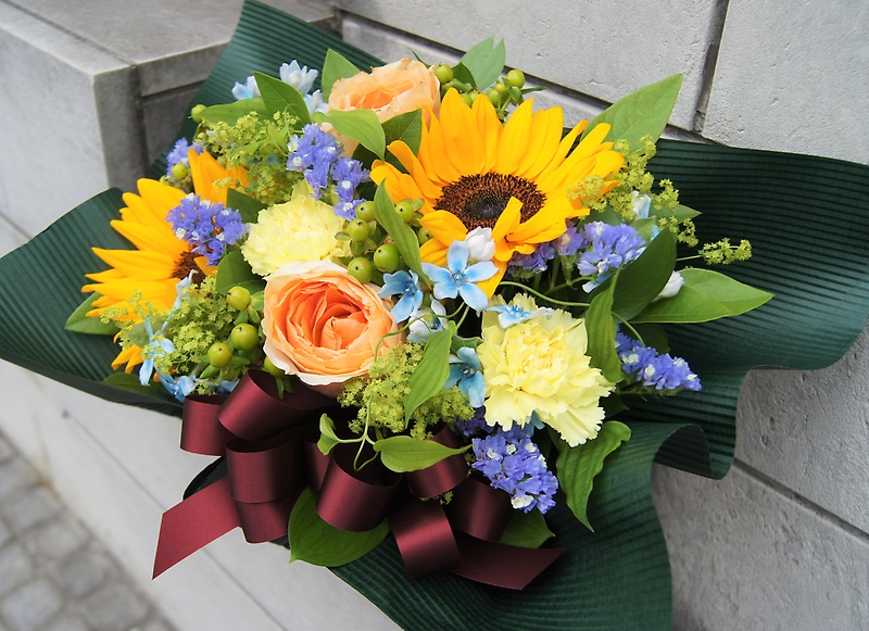 オシャレな向日葵のアレンジメント ａｓｔｉｎａ パリ イーフローラ フラワーギフトや花の宅配 送料無料も多数