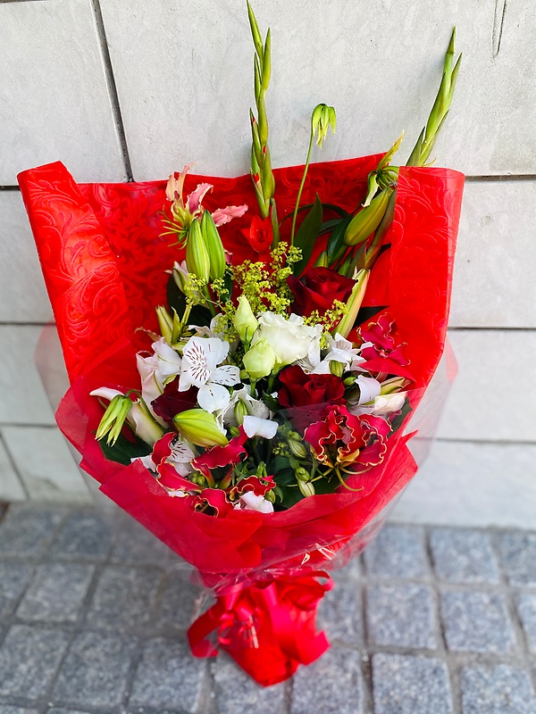 祝 お祝い事に 紅白の花束 ａｓｔｉｎａ パリ イーフローラ フラワーギフトや花の宅配 送料無料も多数