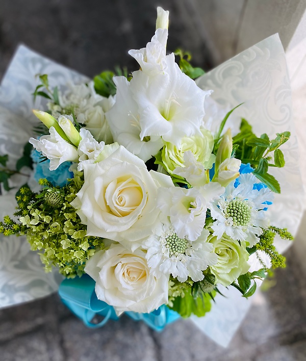 白と水色の美しいアレンジメント ａｓｔｉｎａ パリ イーフローラ フラワーギフトや花の宅配 送料無料も多数