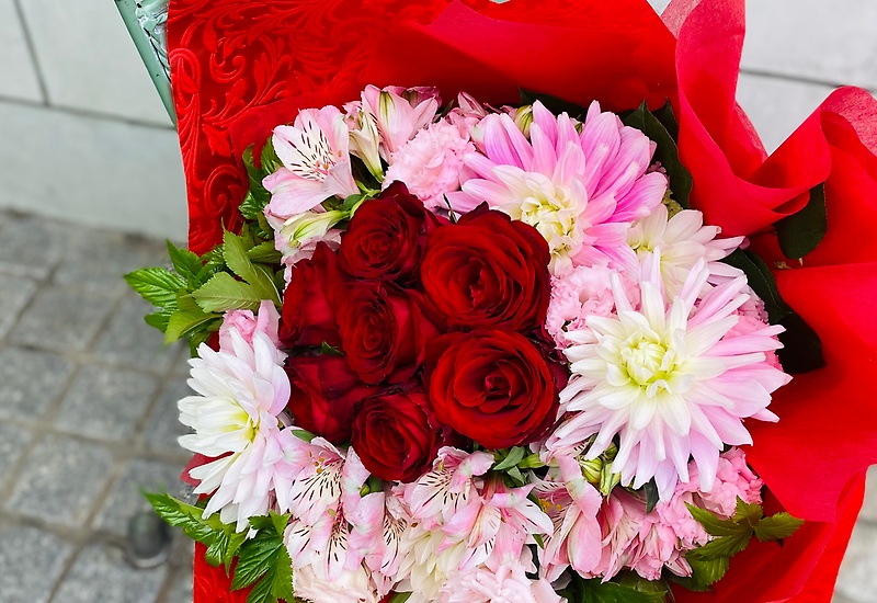 魅惑の花束｡｡情熱のバラを美しいあなたへ。。(*'ω'*)｜お花屋さん「Ａｓｔｉｎａ パリ」のお花