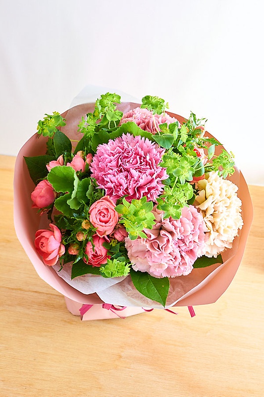 【母の日】5.Strawberry Pink Bouquet　－カーネ－｜お花屋さん「ＮＩＫＯ ＦＬＯＷＥＲＳ＋」の母の日のお花
