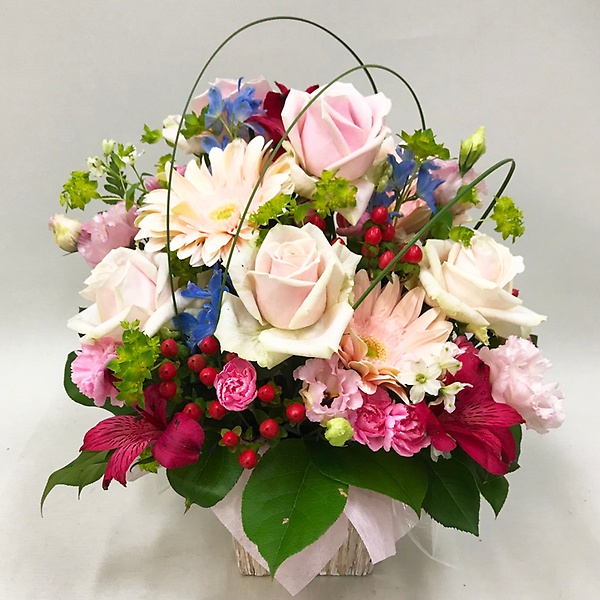ピンクと水色の初恋アレンジメント フィオリーノ フラワーサービス イーフローラ フラワーギフトや花の宅配 送料無料も多数